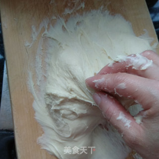不用面包机也能做出松软的肉松面包的做法步骤：4