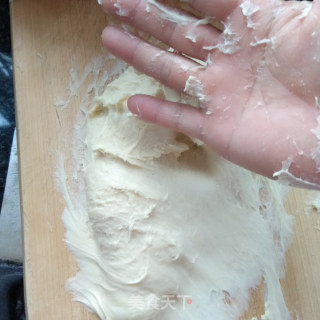 不用面包机也能做出松软的肉松面包的做法步骤：5