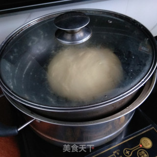 不用面包机也能做出松软的肉松面包的做法步骤：7