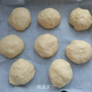不用面包机也能做出松软的肉松面包的做法步骤：9