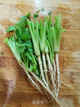 花生米拌香菜根的做法步骤：1