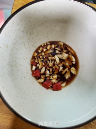 花生米拌香菜根的做法步骤：3