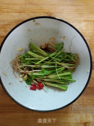 花生米拌香菜根的做法步骤：4