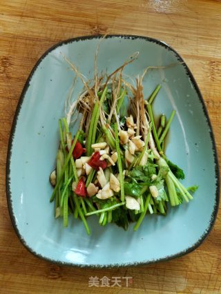 花生米拌香菜根的做法步骤：5