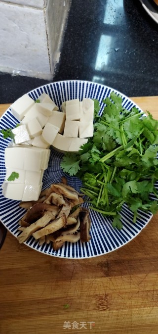 豆腐香菇汤的做法步骤：2