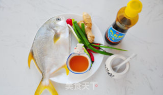开屏金昌鱼清蒸教程的做法步骤：1