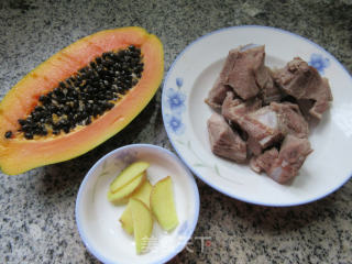 木瓜肉骨汤的做法步骤：1