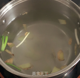 水煮白虾的做法步骤：2