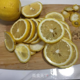 自制柠檬蜂蜜水的做法步骤：3