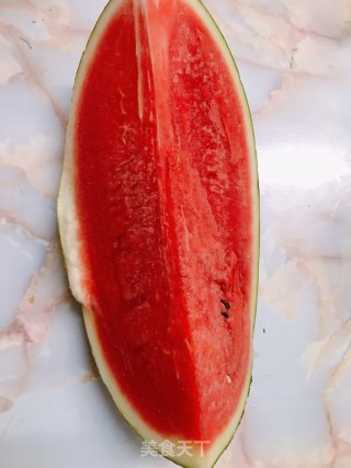 鲜榨西瓜汁的做法步骤：1