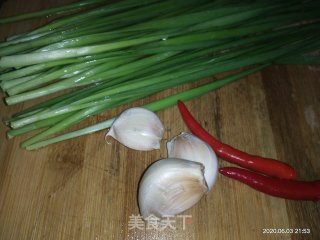 豆芽炒韭菜的做法步骤：1