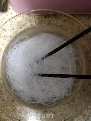 红萝卜粉丝果仁菠菜的做法步骤：2