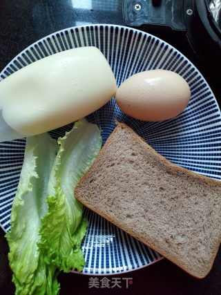 生菜鸡蛋黑麦三明治的做法步骤：1