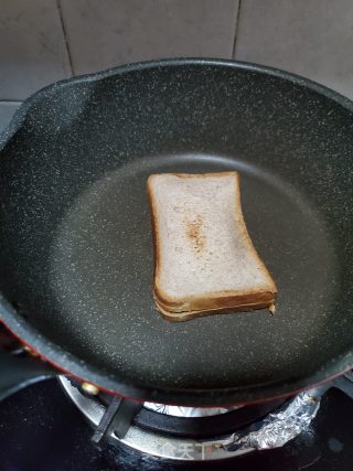 生菜鸡蛋黑麦三明治的做法步骤：2