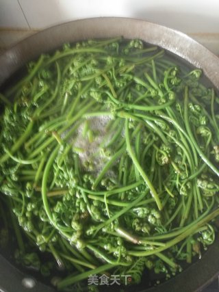 凉拌蕨菜的做法步骤：1