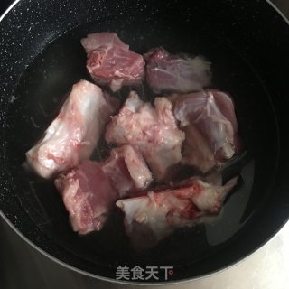 茅根马蹄煲筒骨的做法步骤：1