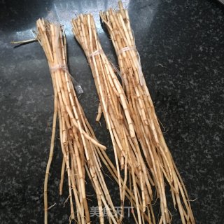 茅根马蹄煲筒骨的做法步骤：2