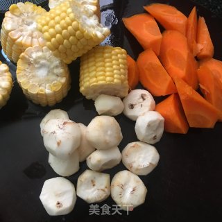 茅根马蹄煲筒骨的做法步骤：4