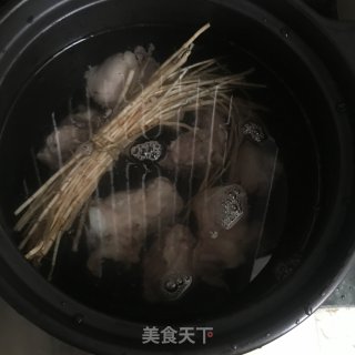 茅根马蹄煲筒骨的做法步骤：6