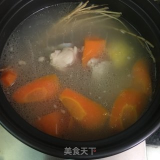 茅根马蹄煲筒骨的做法步骤：9