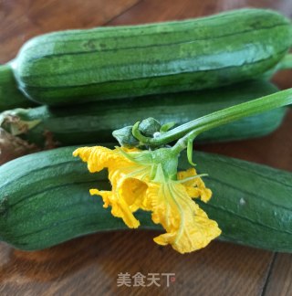 蟹味菇烧丝瓜的做法步骤：1