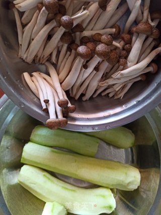 蟹味菇烧丝瓜的做法步骤：2