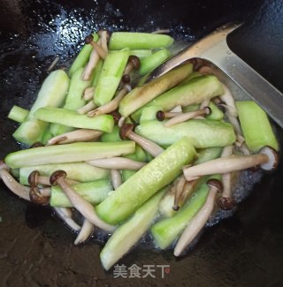 蟹味菇烧丝瓜的做法步骤：7