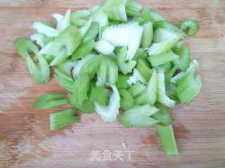 西芹拌木耳的做法步骤：2