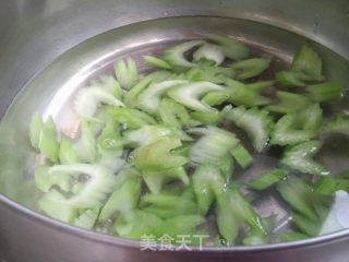 西芹拌木耳的做法步骤：3