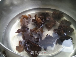 西芹拌木耳的做法步骤：4