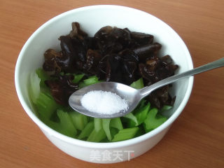 西芹拌木耳的做法步骤：6