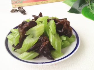 西芹拌木耳的做法步骤：8