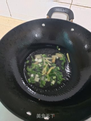 酸菜炒鸭血的做法步骤：2
