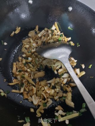 酸菜炒鸭血的做法步骤：3