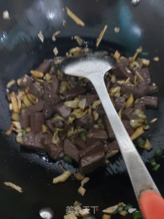 酸菜炒鸭血的做法步骤：4