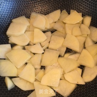 紫洋葱炒土豆片的做法步骤：2