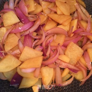 紫洋葱炒土豆片的做法步骤：6