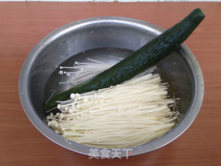 酸甜黄瓜金针菇的做法步骤：1