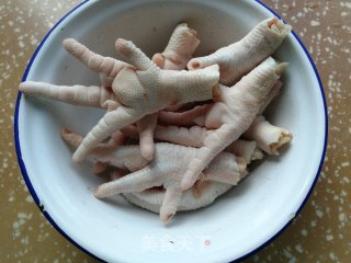 香菇红枣炖鸡爪的做法步骤：2