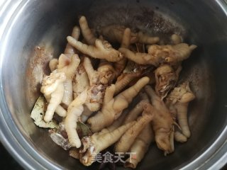 香菇红枣炖鸡爪的做法步骤：5