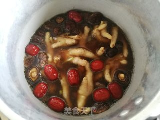 香菇红枣炖鸡爪的做法步骤：6