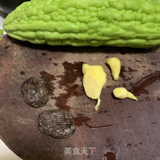 苦瓜黄豆排骨汤的做法步骤：2