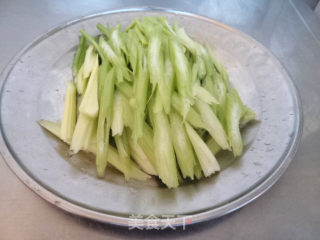 金针菇拌芹菜的做法步骤：2
