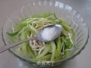 金针菇拌芹菜的做法步骤：6
