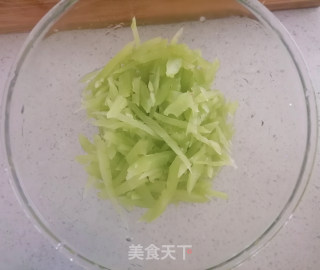 夏天快手菜 凉拌莴苣 凉拌莴笋的做法步骤：2
