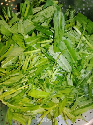 炝炒空心菜的做法步骤：2