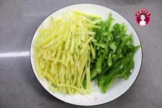 鱼香肉丝的做法步骤：3