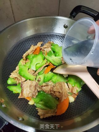 凉瓜焖腐竹的做法步骤：6