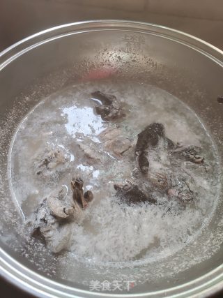 椰子炖乌鸡的做法步骤：2