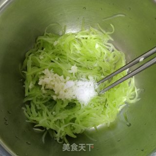 果仁凉拌莴笋的做法步骤：3